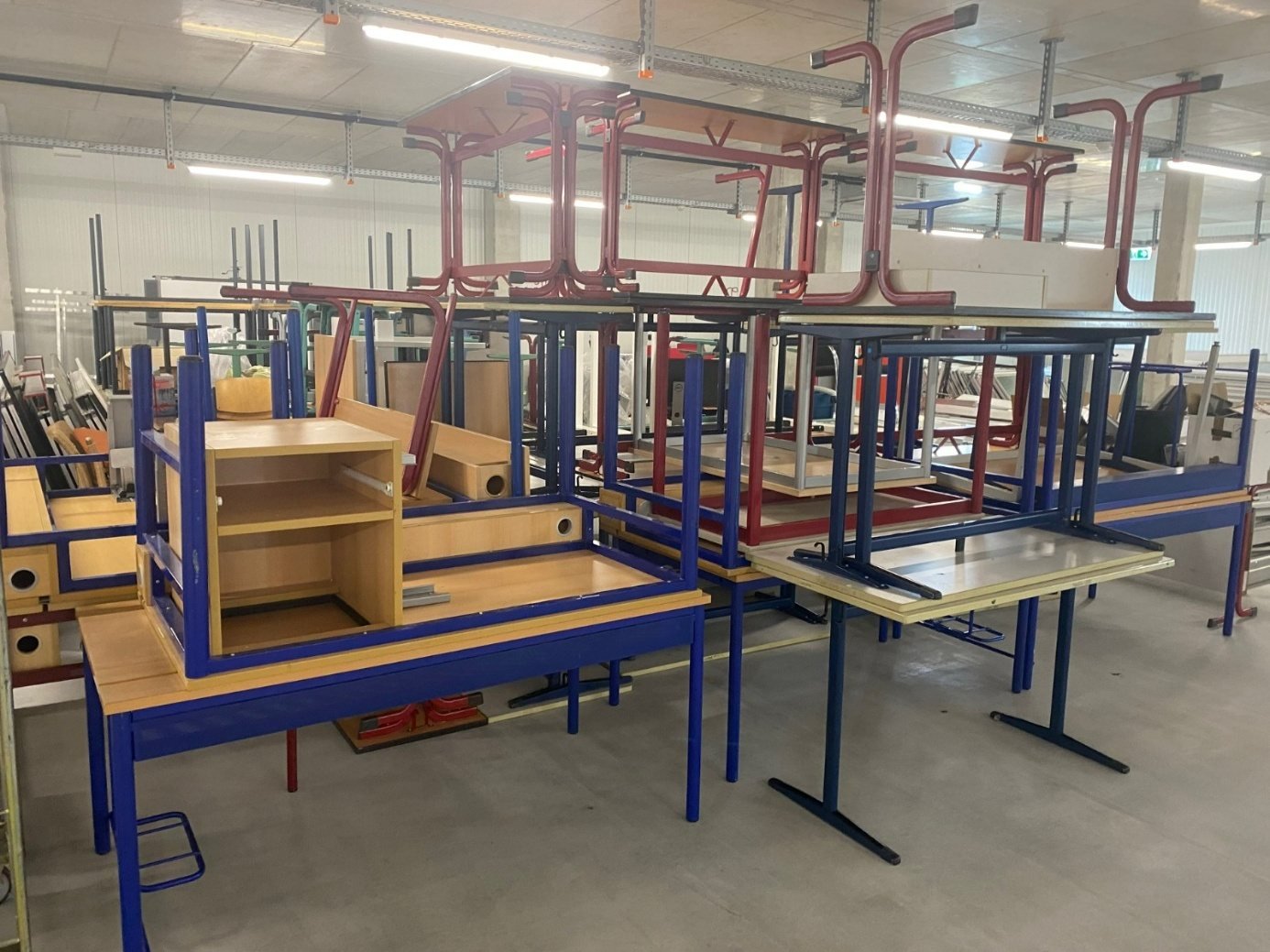 Tables d’école et tableaux empilés avant le transport