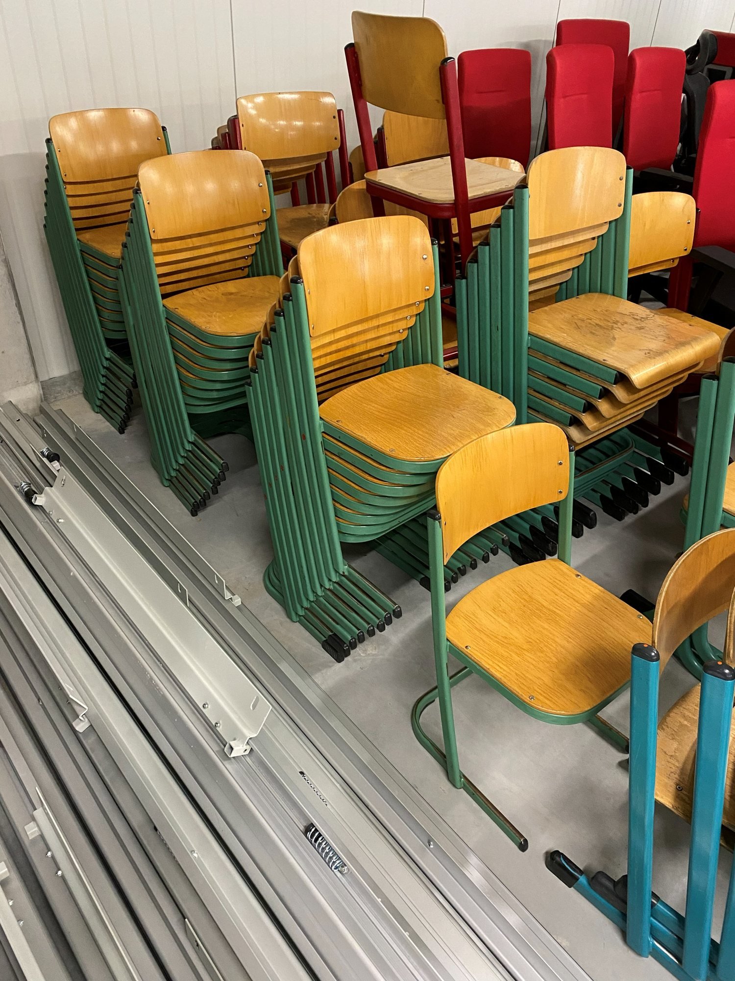 Chaises d’école et cadres de tableaux empilés avant le transport